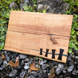 Schneidebrett aus Eiche mit Epoxidharz und Bowtie Inlays aus Wenge