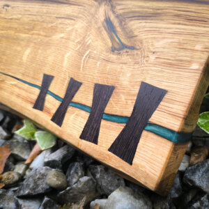 Schneidebrett aus Eiche mit Epoxidharz und Bowtie Inlays aus Wenge