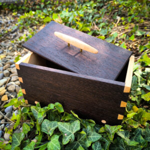 Schmuckkästchen mit Schwalbenschwanz-Verzinkung aus Ahorn und Wenge