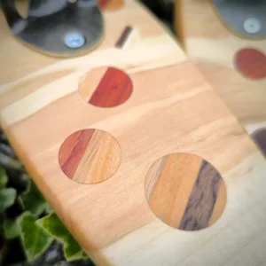 Surfboard-Style Flaschenöffner für die Wandmontage aus Kernahorn mit farbigen Akzenten