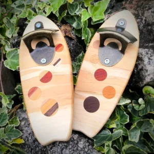 Surfboard-Style Flaschenöffner für die Wandmontage aus Kernahorn mit farbigen Akzenten