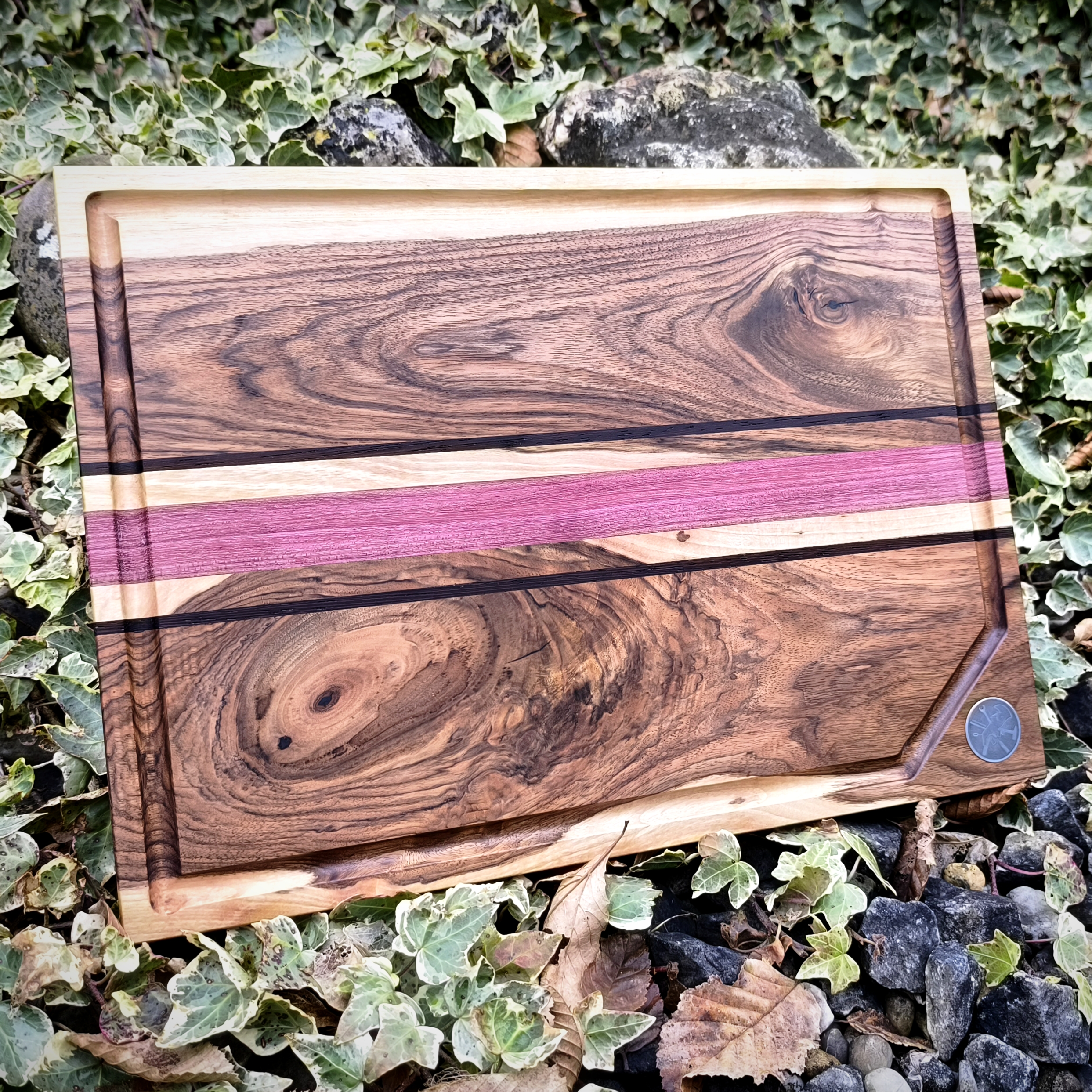 Edles Schneidebrett aus Baumnuss, Wenge und Purple Heart