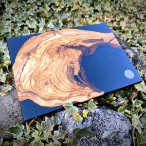 Schneidebrett aus Olivenholz und dunkelblauem Epoxidharz