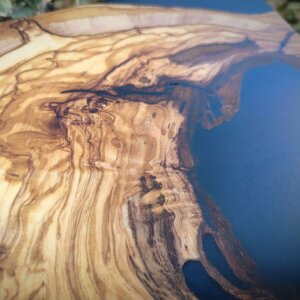 Schneidebrett aus Olivenholz und dunkelblauem Epoxidharz