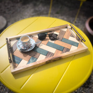 Serviertablett mit hübschem Holzmosaik und Rahmen aus Nussholz