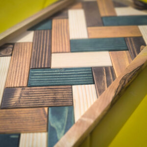 Serviertablett mit hübschem Holzmosaik und Rahmen aus Nussholz