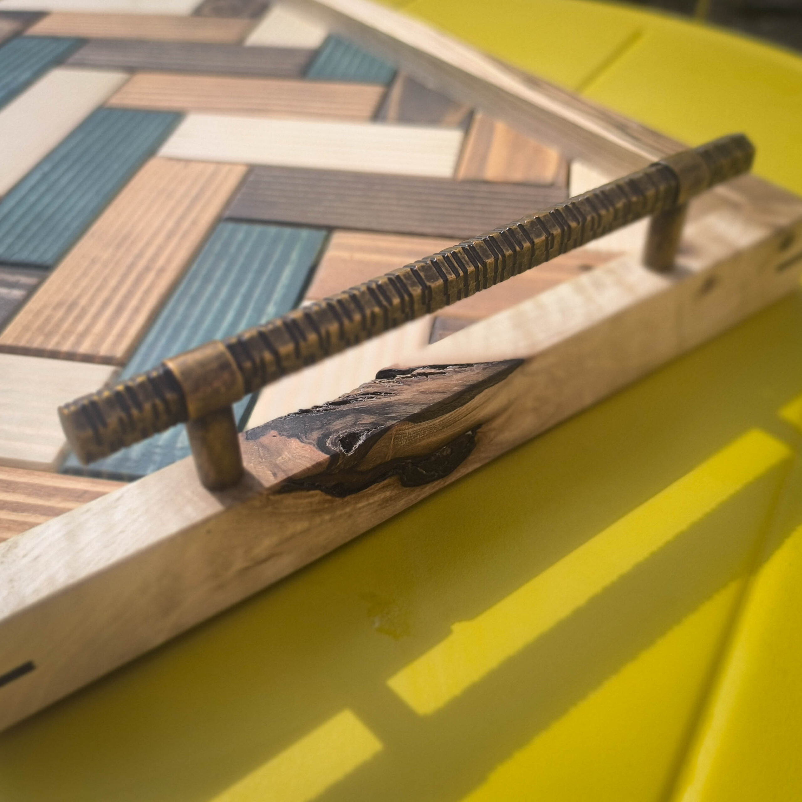 Serviertablett mit hübschem Holzmosaik und Rahmen aus Nussholz – Bild 3