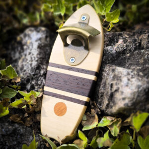 Surfboard-Style Flaschenöffner aus Ahorn und Wenge mit Doussié-Akzent
