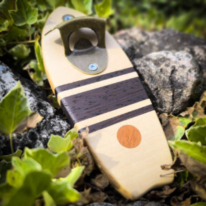 Surfboard-Style Flaschenöffner aus Ahorn und Wenge mit Doussié-Akzent