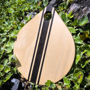 Servierbrett in Tropfenform aus Ahorn und Wenge