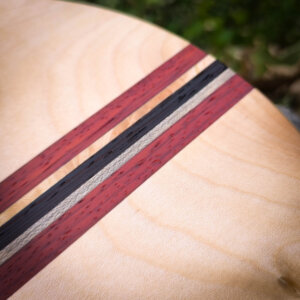 Rundes Servierbrett aus Ahorn, Padouk und Wenge